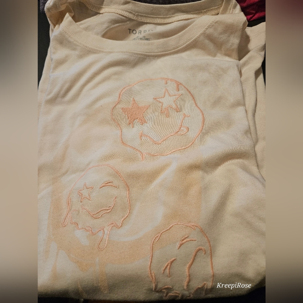 Melting smiley face tee